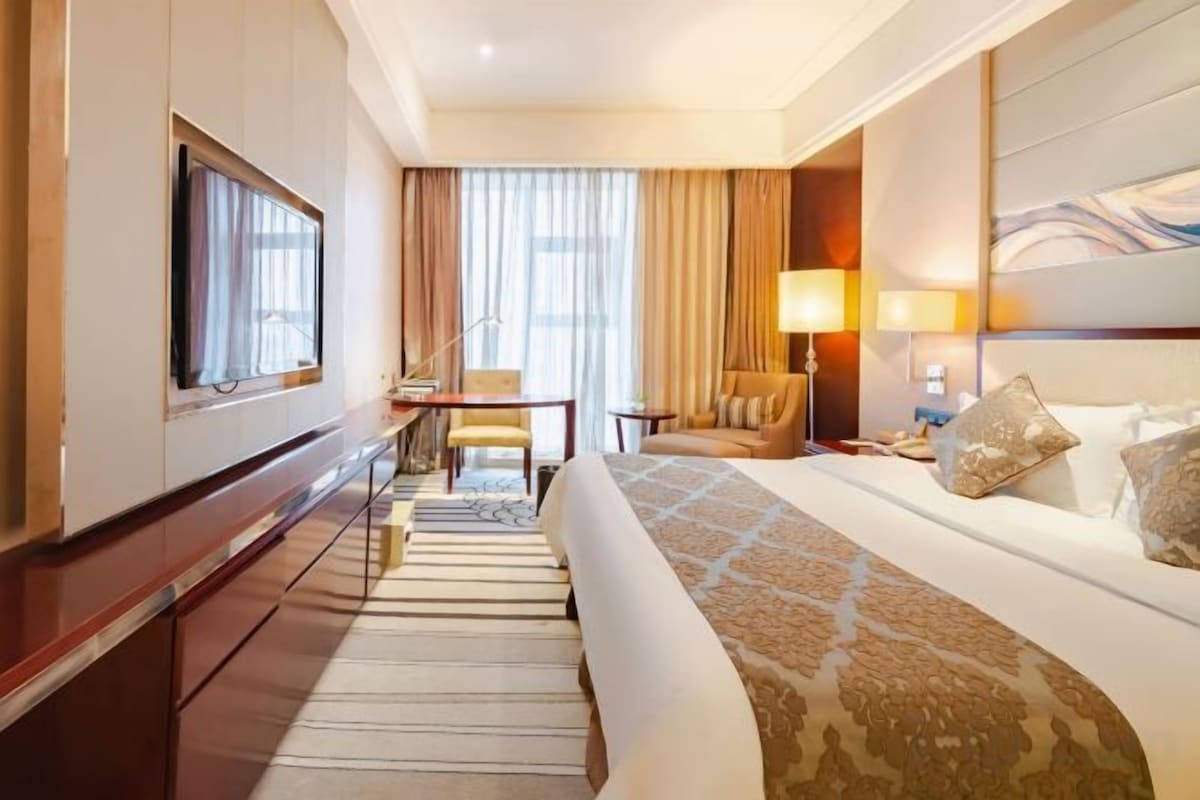 Minibar, in-room safe, alarm clocks
