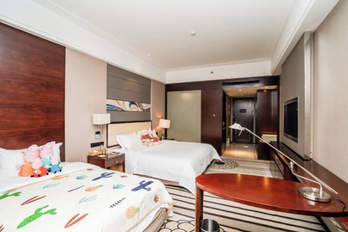 Minibar, in-room safe, alarm clocks