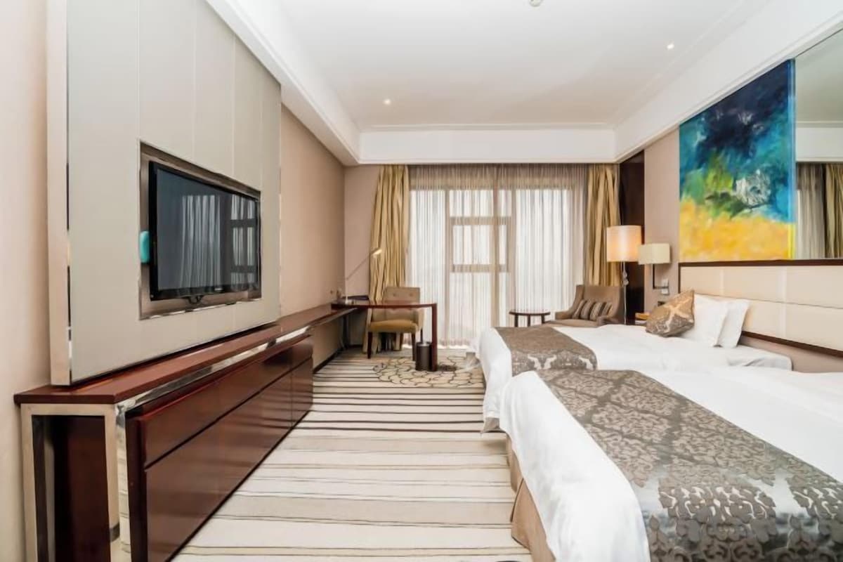 Minibar, in-room safe, alarm clocks