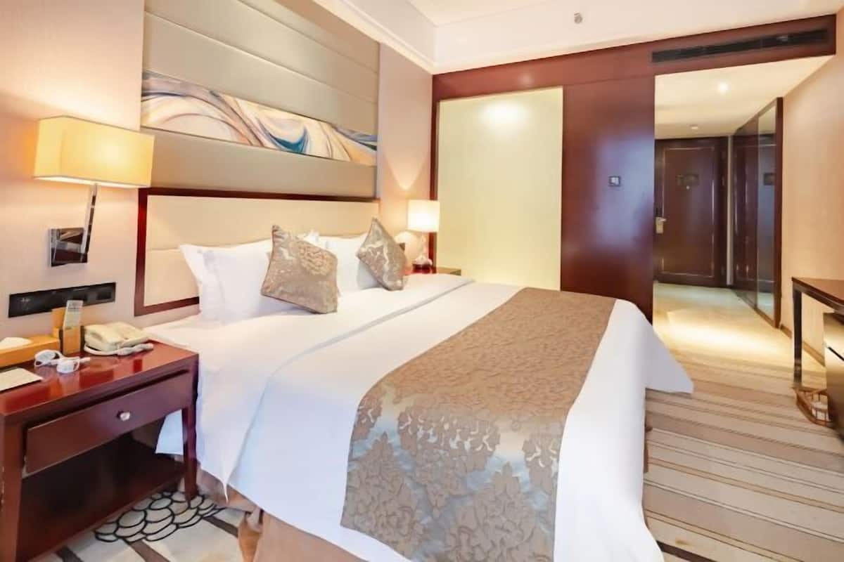 Een minibar, een kluis op de kamer, een wekker