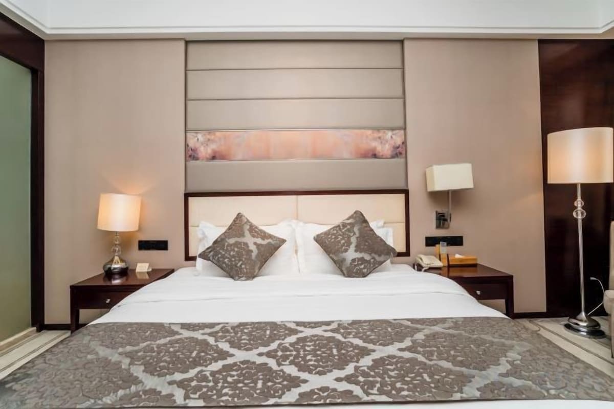 Minibar, in-room safe, alarm clocks