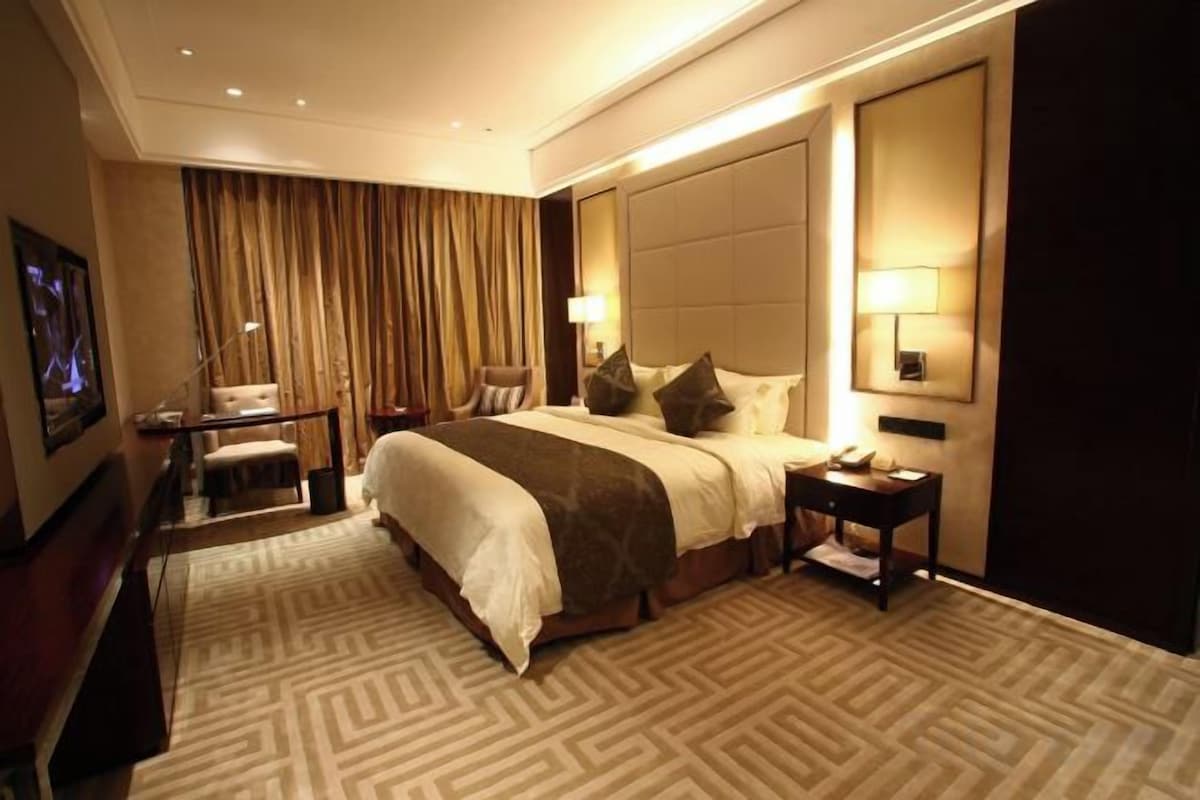 Minibar, in-room safe, alarm clocks