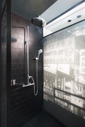 Een douche, een regendouche, een haardroger, pantoffels