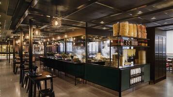 Phục vụ bữa sáng, bữa trưa, bữa tối, món ăn mang phong cách quốc tế