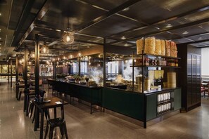 Serveert ontbijt, lunch, diner, internationale gerechten