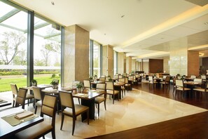 2 restaurants, breakfast, lunch, dinner served; international cuisine