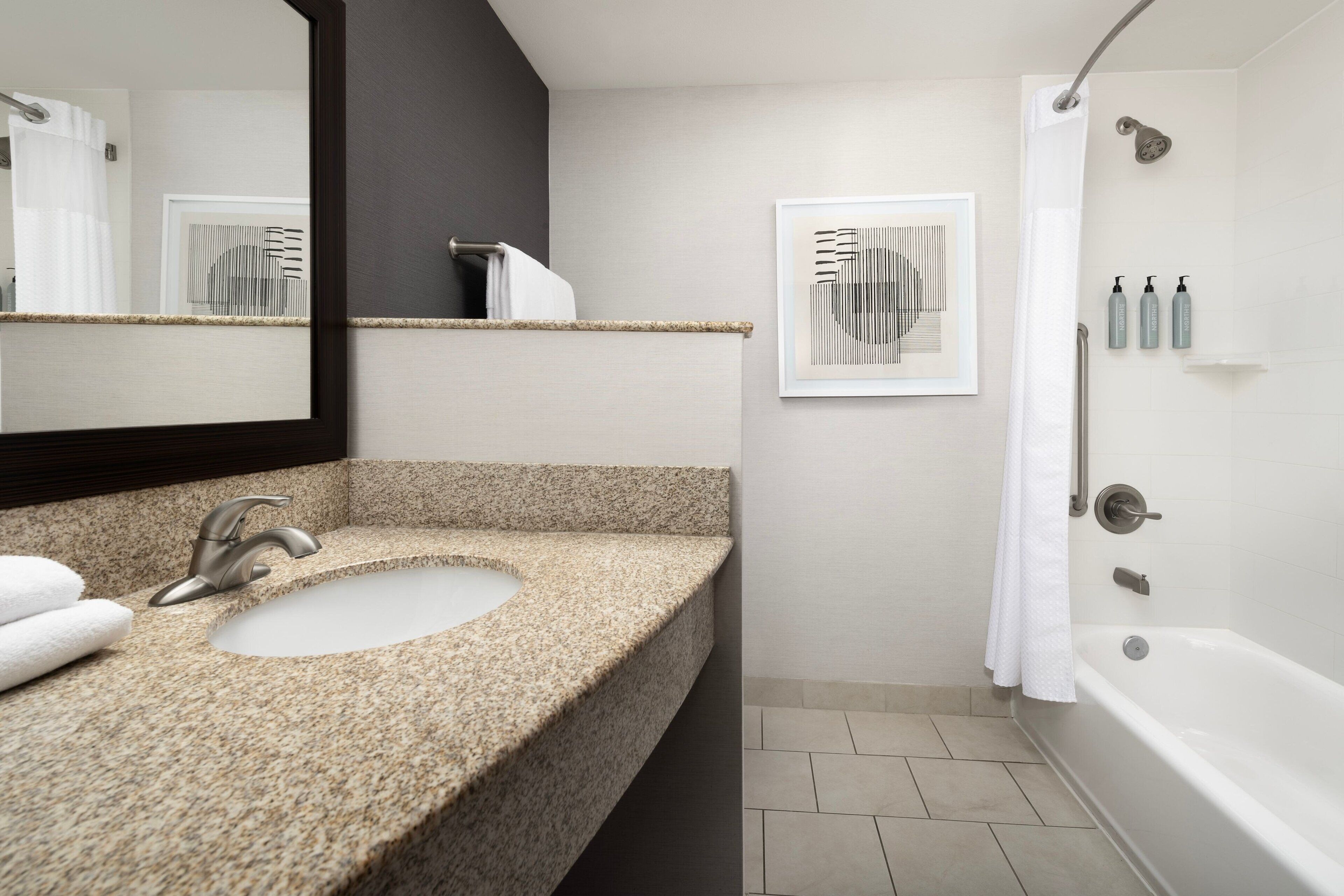 deep-soaking bathtub, hydromassage showerhead, free toiletries