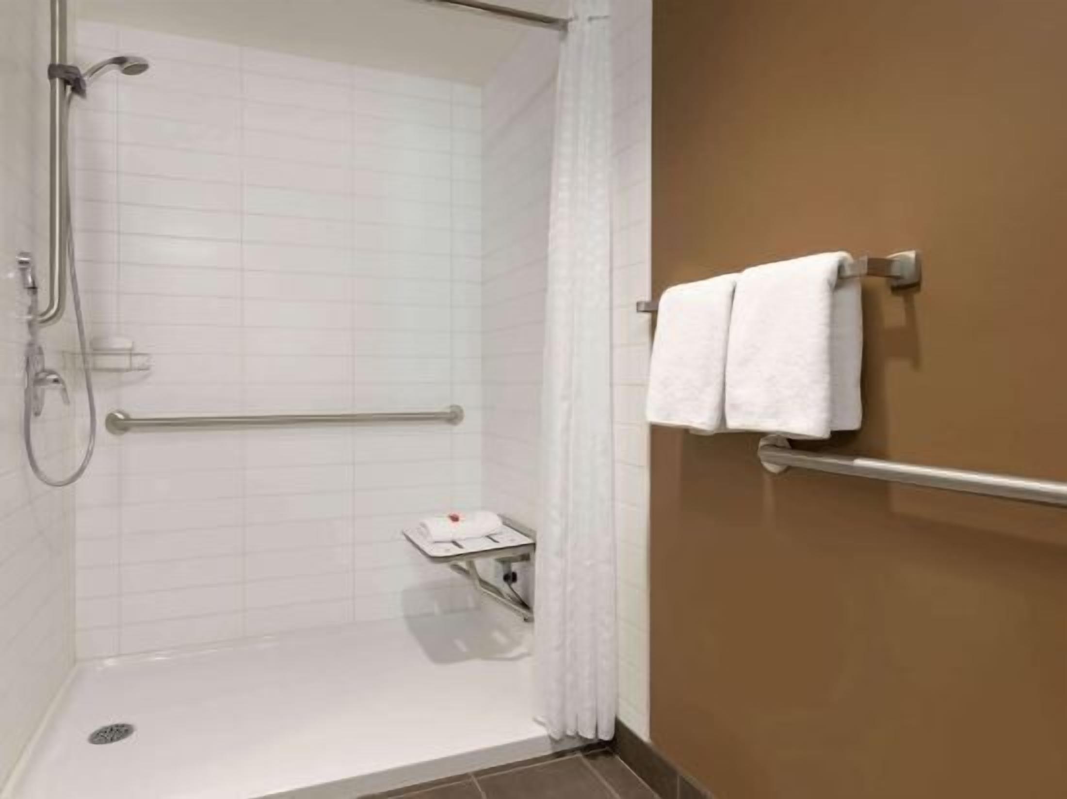 욕실 | 샤워기/욕조 결합, 무료 세면용품, 헤어드라이어, 타월