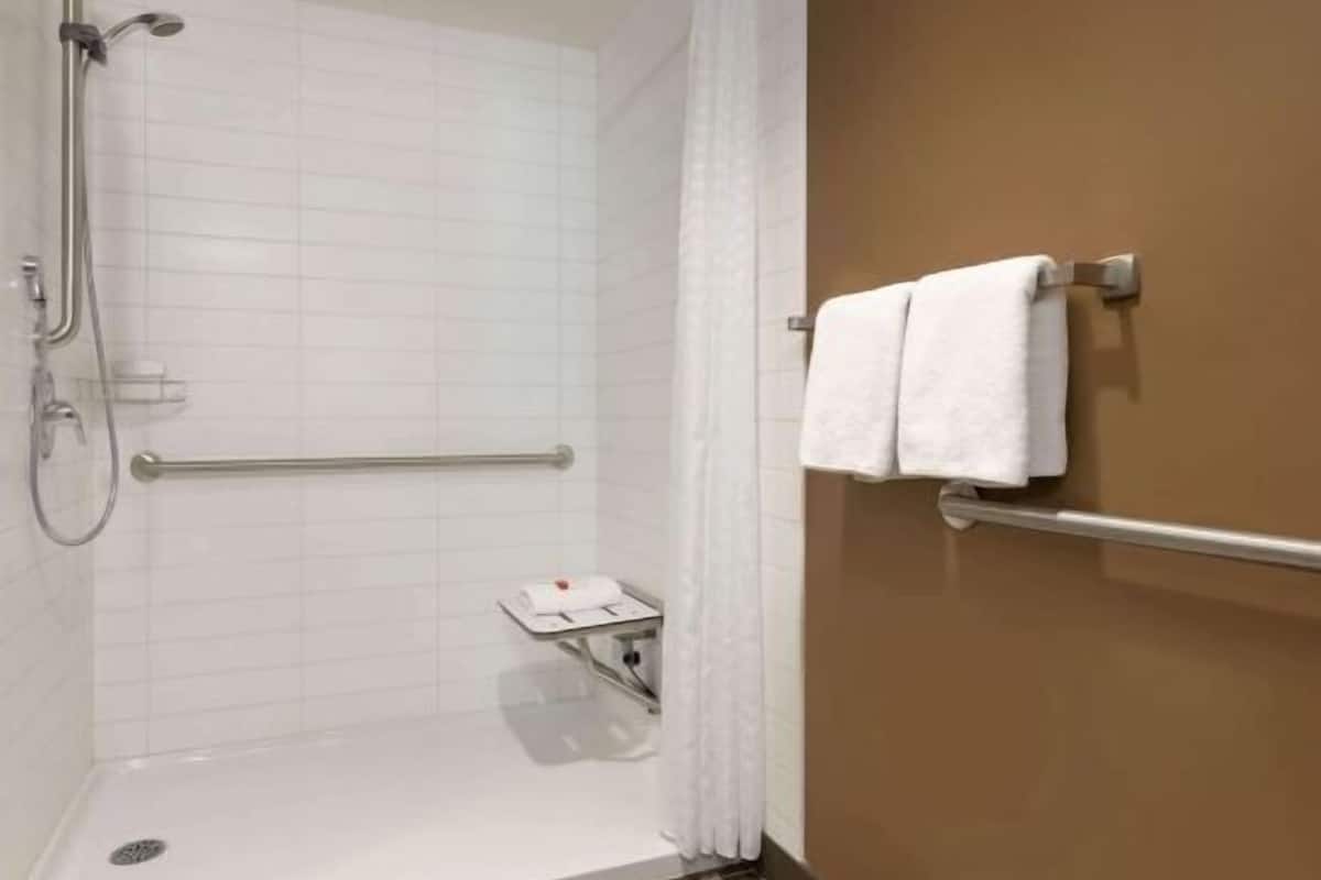 Bañera con ducha, artículos de tocador gratuitos, secador de pelo