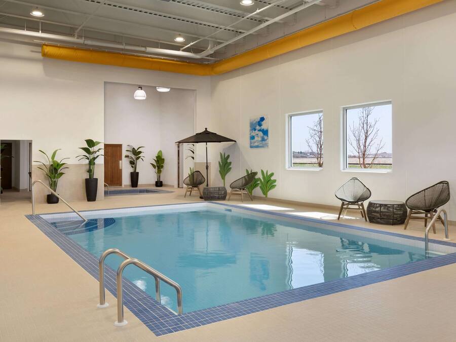 Piscina interna, funciona das 9h às 22h, espreguiçadeiras