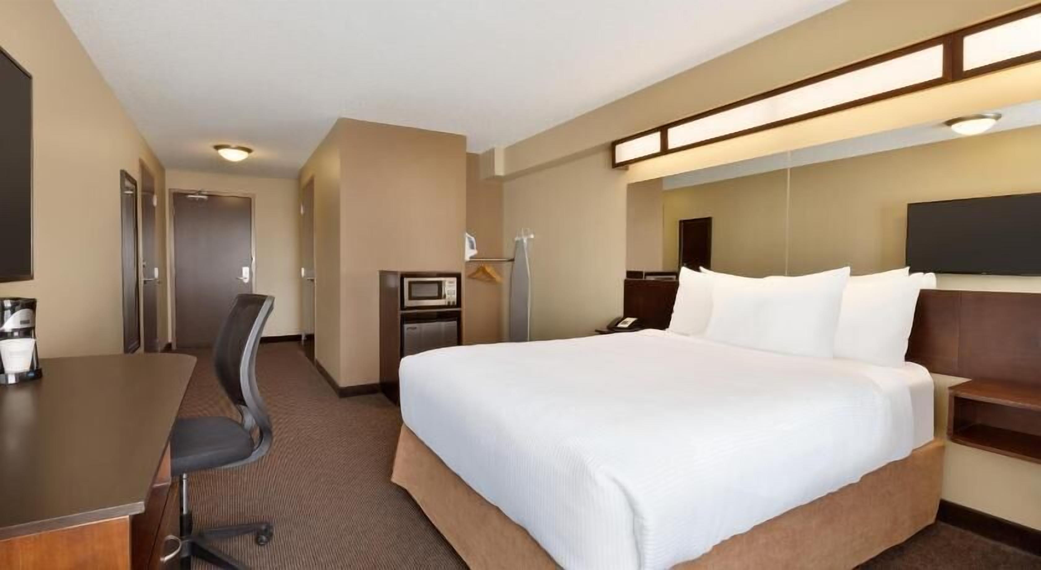 Desk, blackout drapes, iron/ironing board, free WiFi