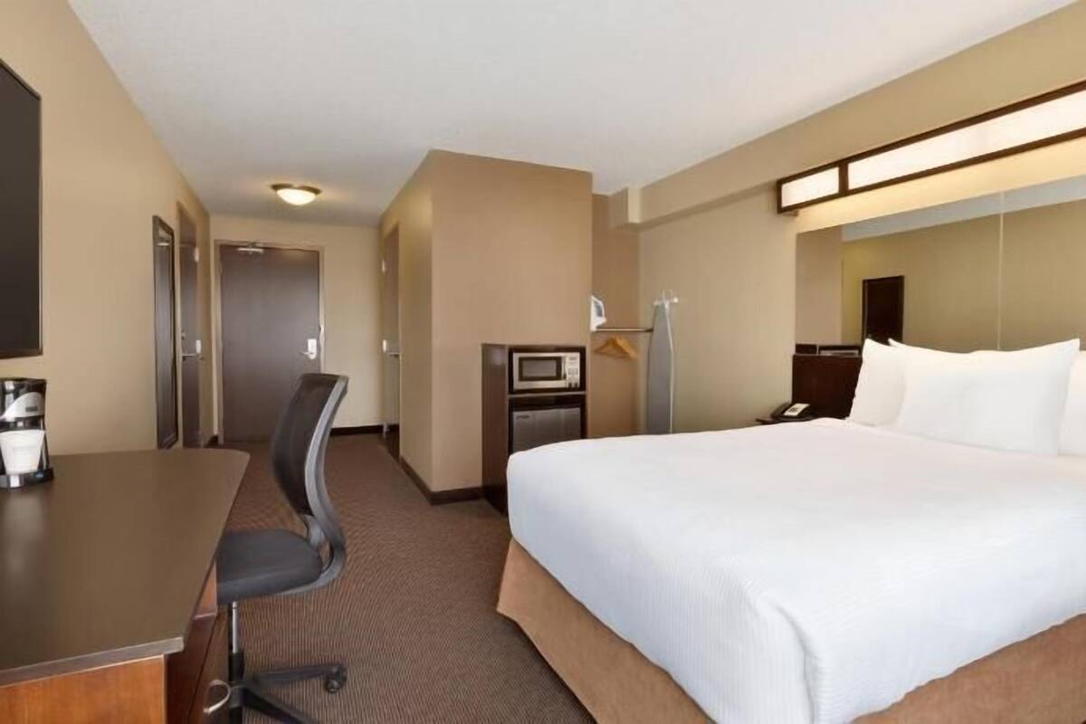 Desk, blackout drapes, iron/ironing board, free WiFi