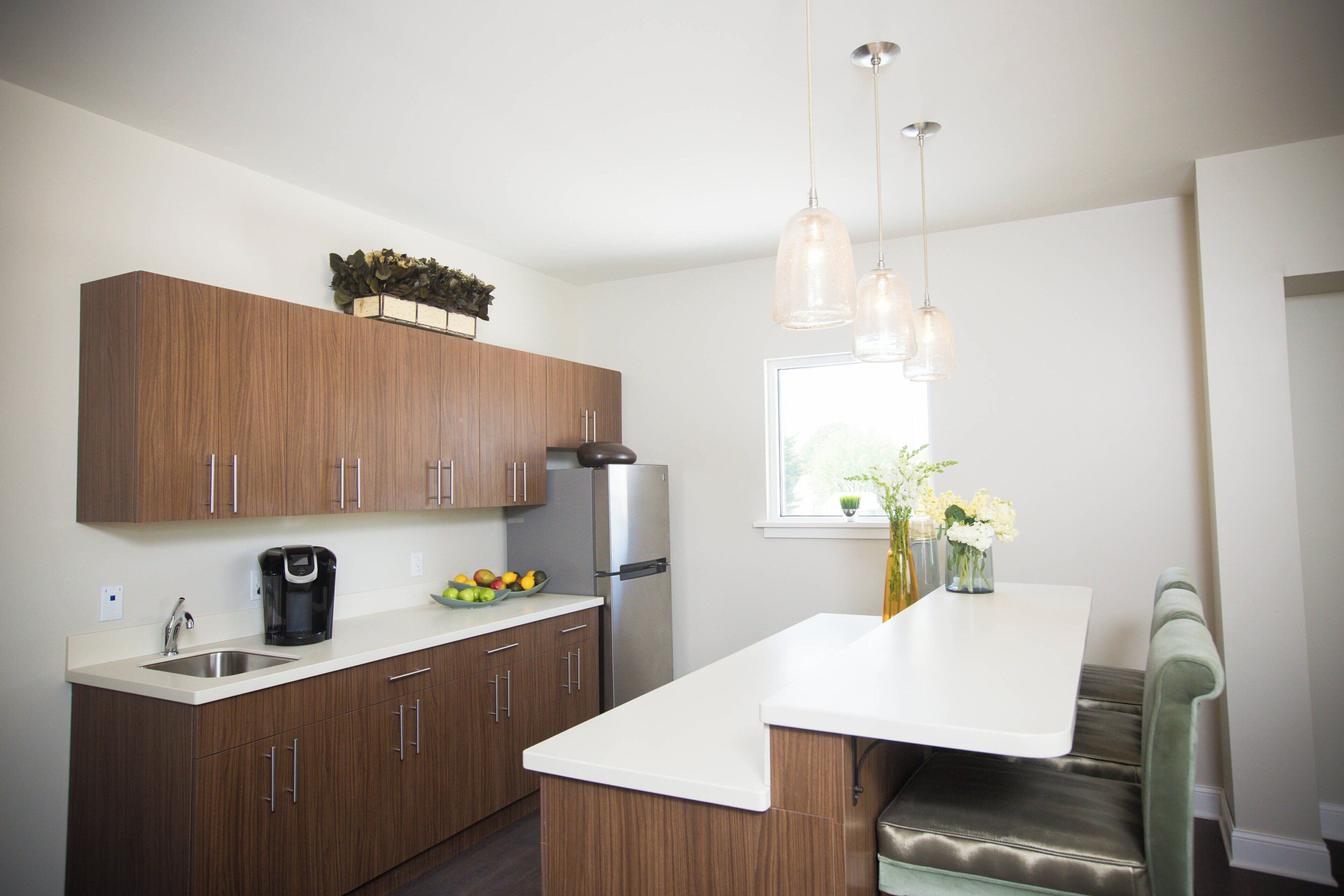 fridge, coffee/tea maker