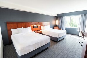 Escritorio, espacio para trabajar con laptop y cortinas blackout