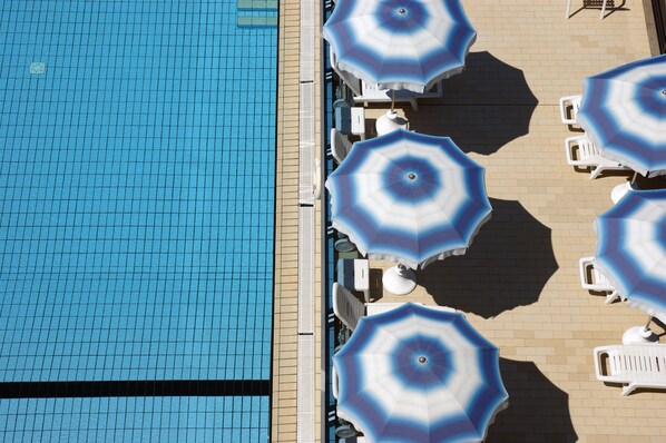 Piscine extérieure (ouverte en saison), parasols de plage
