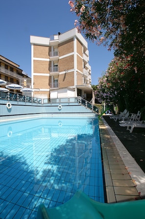 Außenpool (je nach Saison geöffnet), Sonnenschirme, Liegestühle