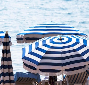 Plage privée, sable blanc, chaises longues, parasols
