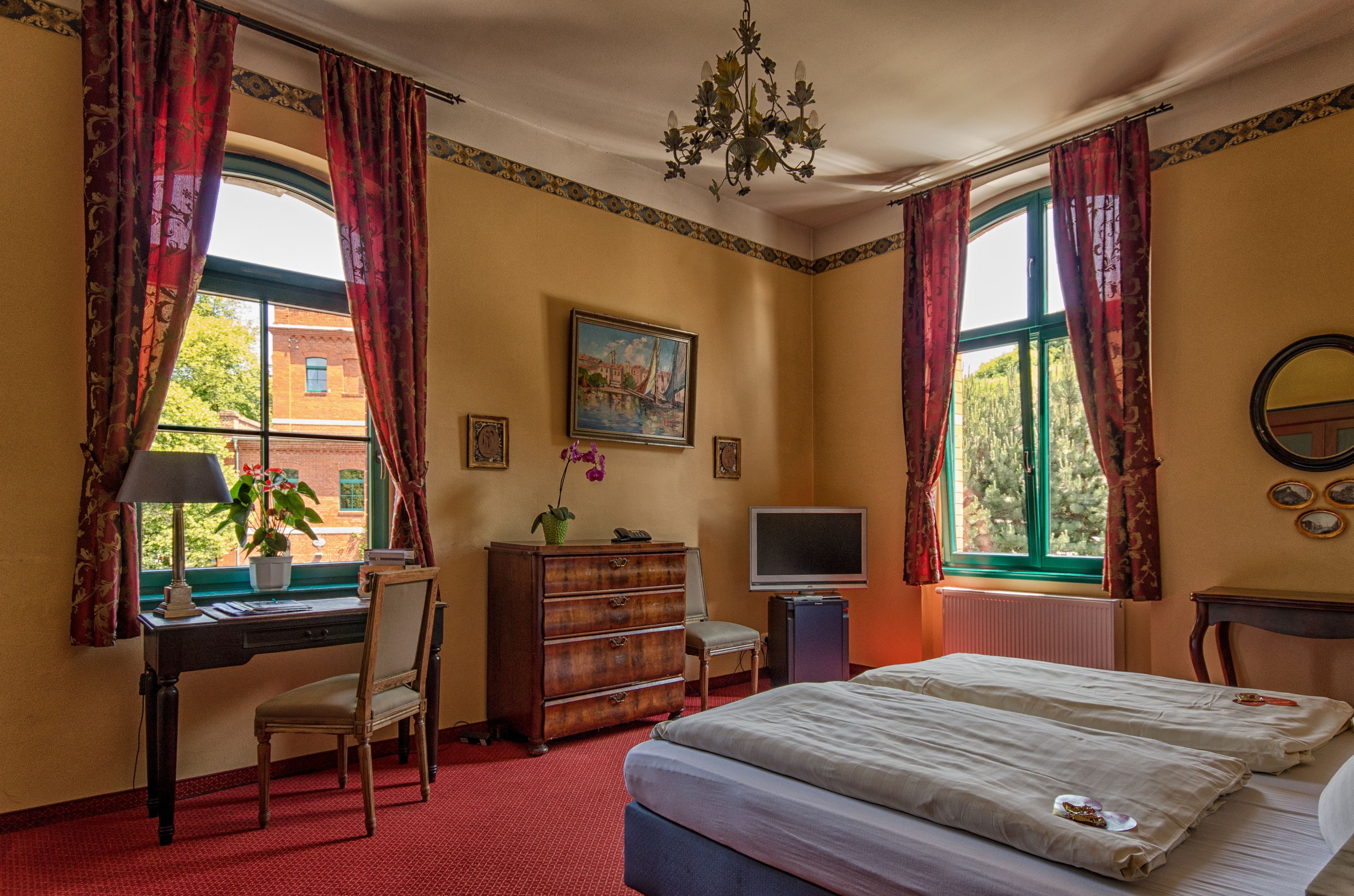 double room | minibar, individually furnished, desk, cots/infant beds