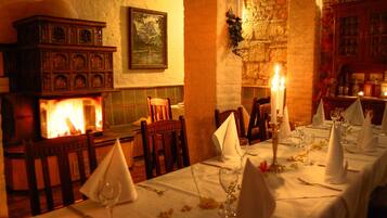 FrĂŒhstĂŒck, Mittagessen, Abendessen, regionale KĂŒche, Speisen im Freien