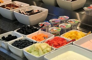 بوفيه فطور مجانًا يوميًا