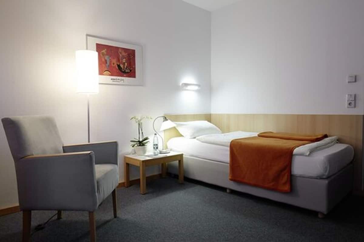Standard Room, Non Smoking, Garden View | Hypo-allergenic bedding available, desk, laptop workspace