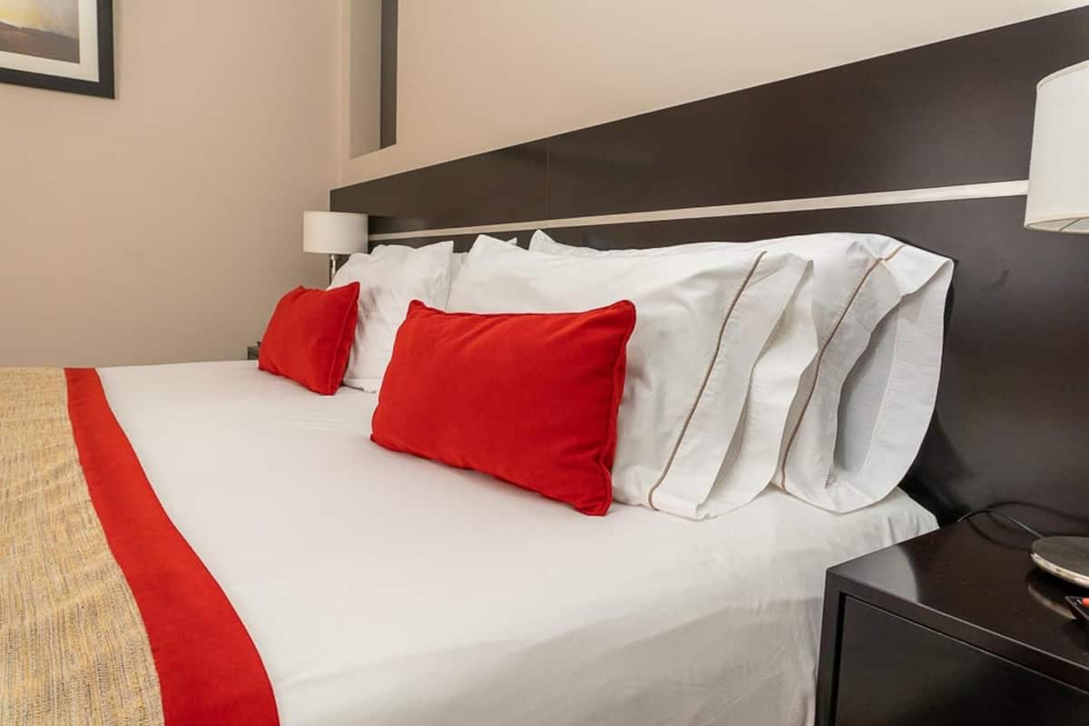 premium bedding, minibar, in-room safe, desk