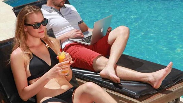 A poolside area with lounge chairs and a laptop. - Neuquen Tower Hotel (Neuquén)