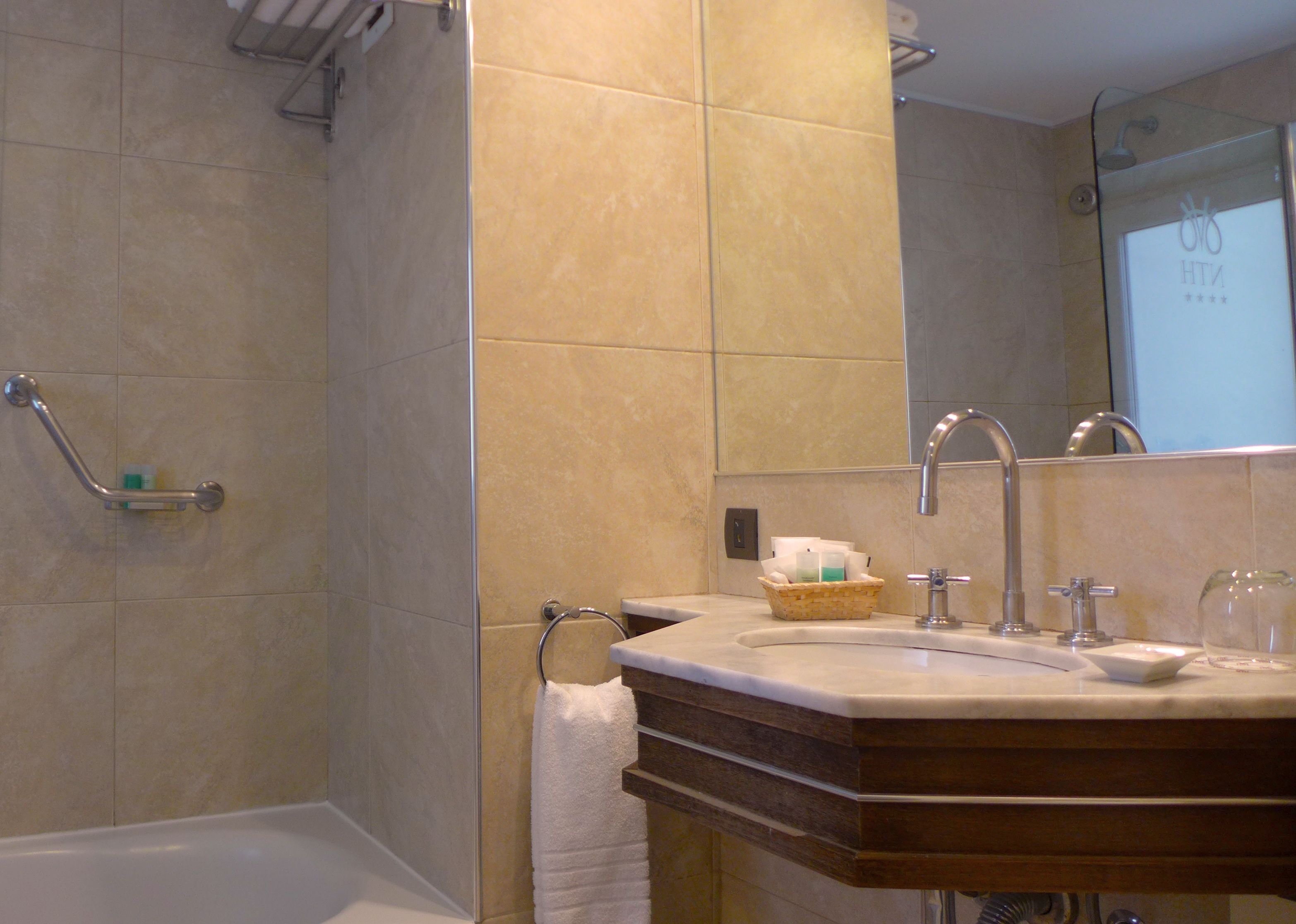 superior double room | bathroom | free toiletries, towels