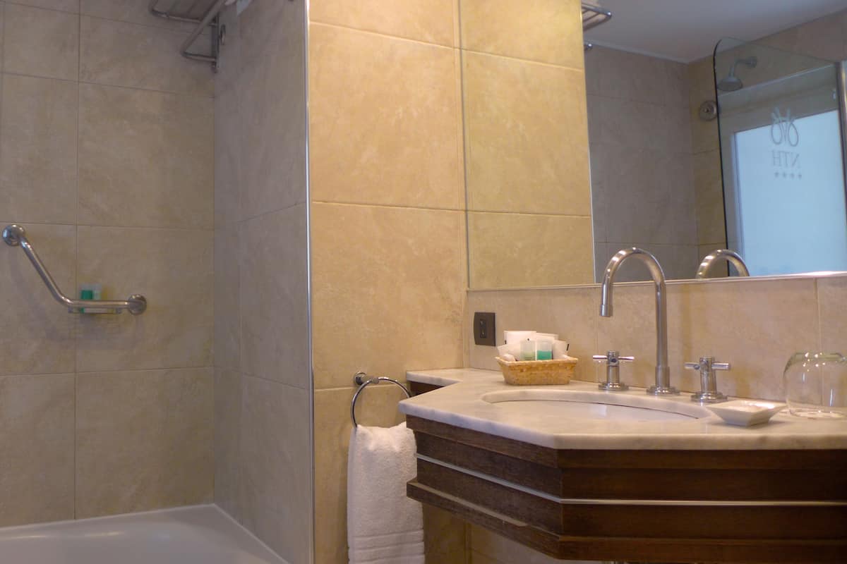 superior double room | bathroom | free toiletries, towels