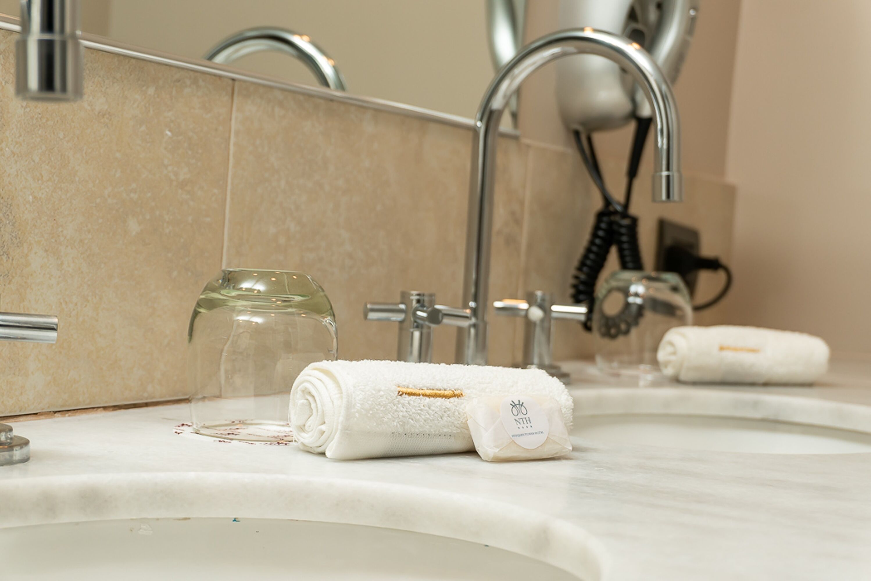 superior double room | bathroom | free toiletries, towels