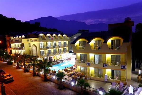 Front of property – evening/night - Grand Lukullus Hotel (Kemer)