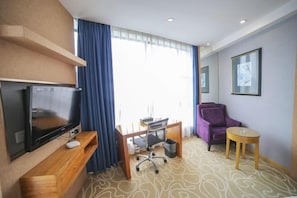 Minibar, brankas, dan jam alarm