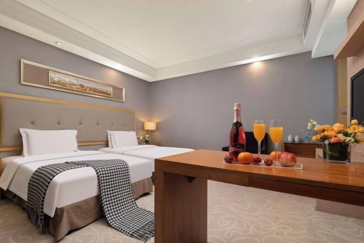 Minibar, brankas, dan jam alarm