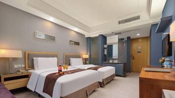 ميني بار وخزنة داخل الغرفة ومُنبهات