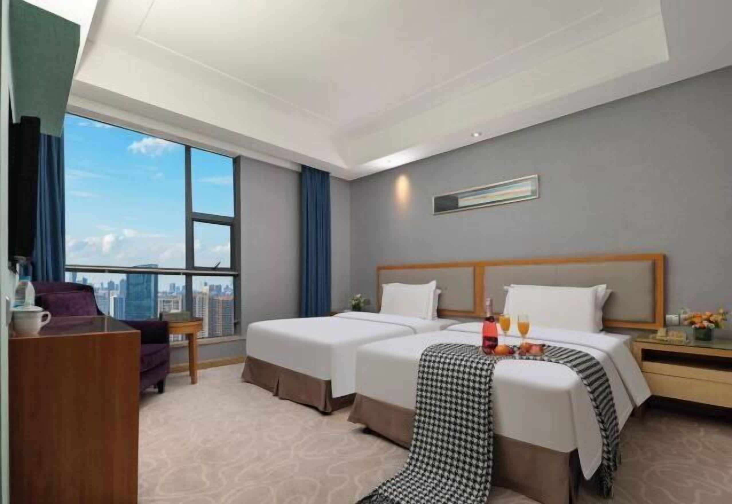 Minibar, brankas, dan jam alarm