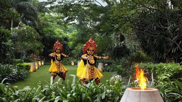 A garden with a fire feature and lush greenery.