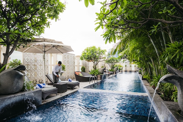 Outdoor pool, free cabanas