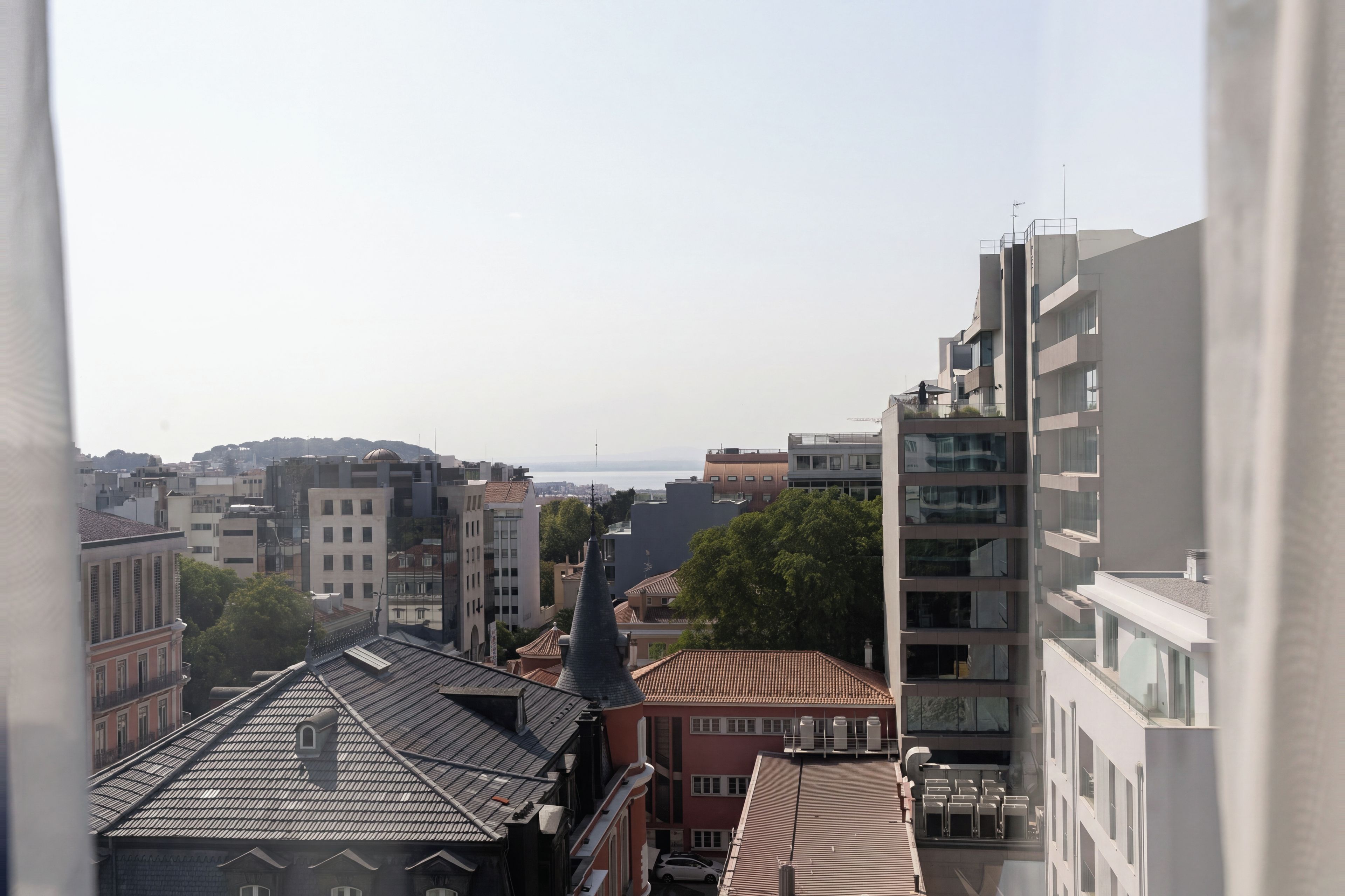 Un paisaje urbano con diversos edificios, una mezcla de arquitectura moderna y tradicional.
