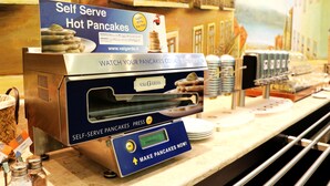 A self-serve pancake station with a digital display and a sign advertising hot pancakes. - Holiday Inn Express Lisbon, Av. Liberdade by IHG (Lisbon)