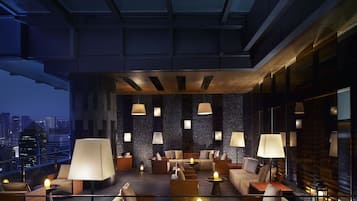 5 restaurants; breakfast, lunch and dinner served