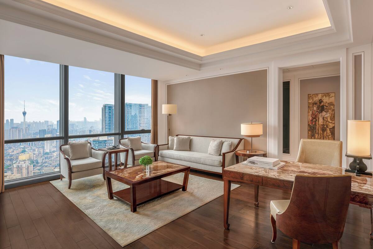 Suite, 1 chambre, vue ville | 1 chambre, literie de qualité supérieure, couette en duvet d'oie