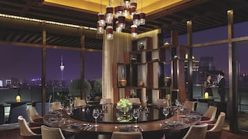 5 restaurants; breakfast, lunch and dinner served