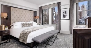 เครื่องนอนระดับพรีเมียม, ตู้นิรภัยในห้องพัก, โต๊ะทำงาน, ผ้าม่านกันแสง