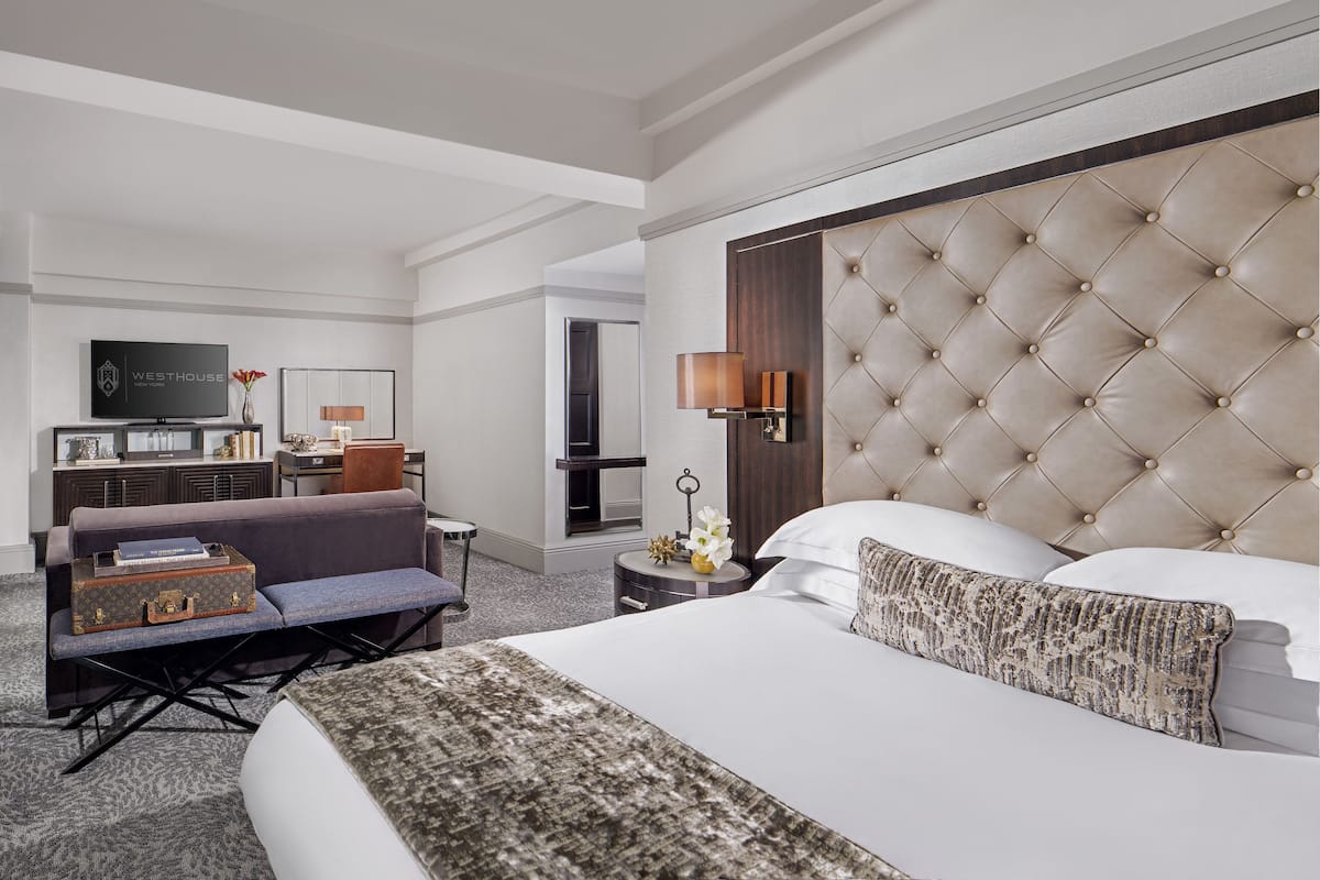 Deluxe Room, 1 King Bed, Accessible | Premium bedding, in-room safe, desk, blackout drapes