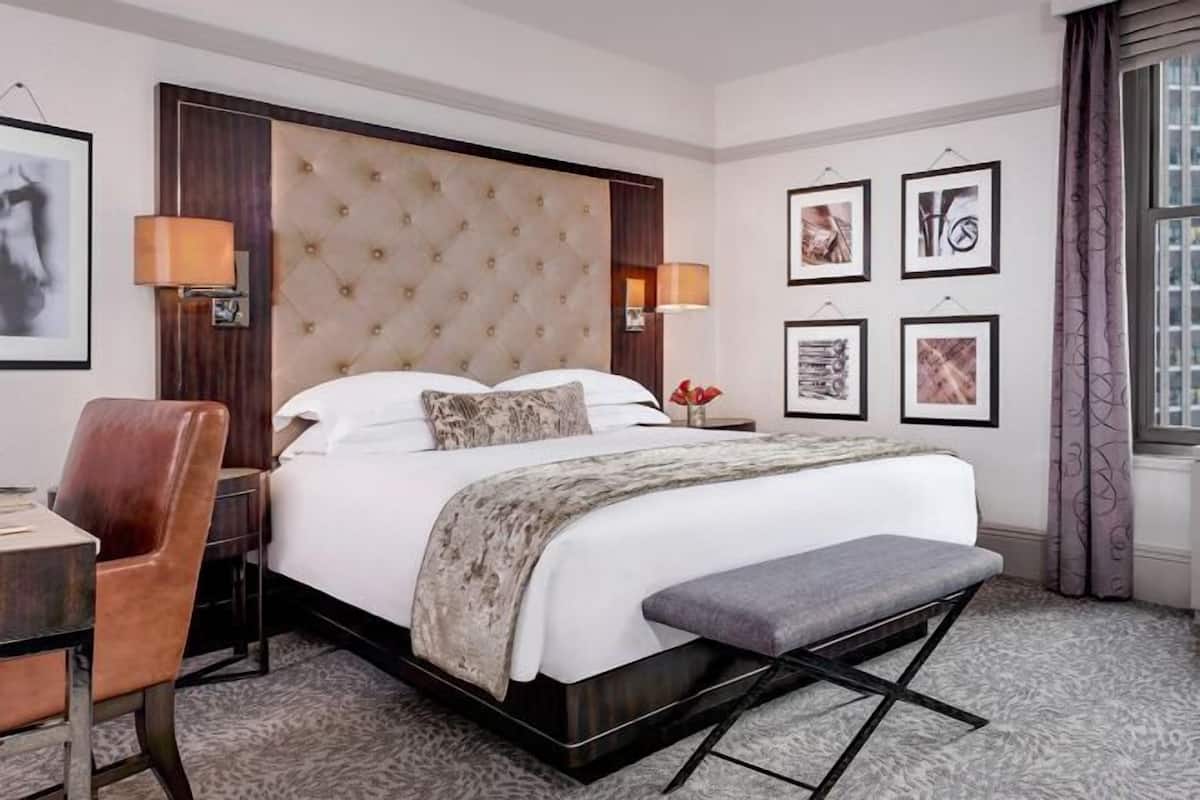 Ropa de cama de alta calidad y caja de seguridad en la habitación