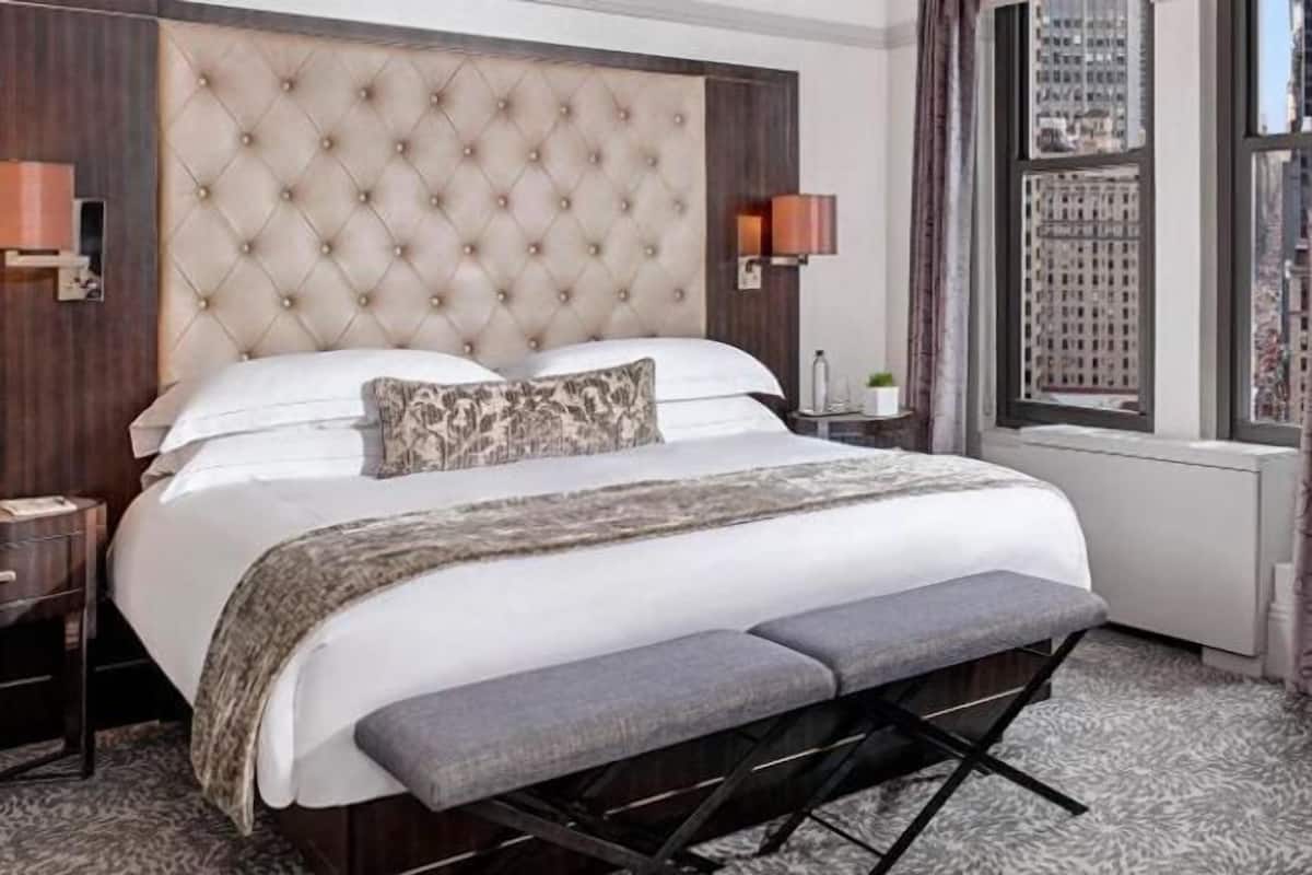 Ropa de cama de alta calidad y caja de seguridad en la habitación