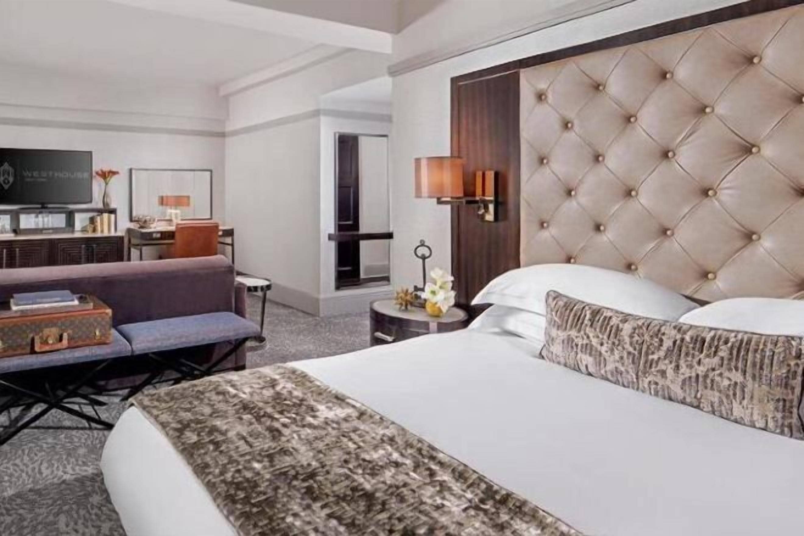 Sengetøy av topp kvalitet, safe på rommet og skrivebord