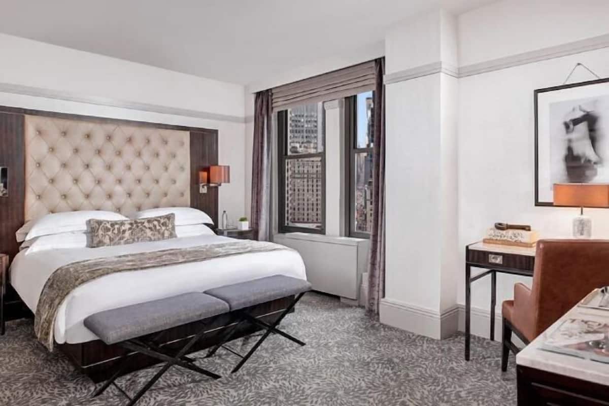 Ropa de cama de alta calidad y caja de seguridad en la habitación