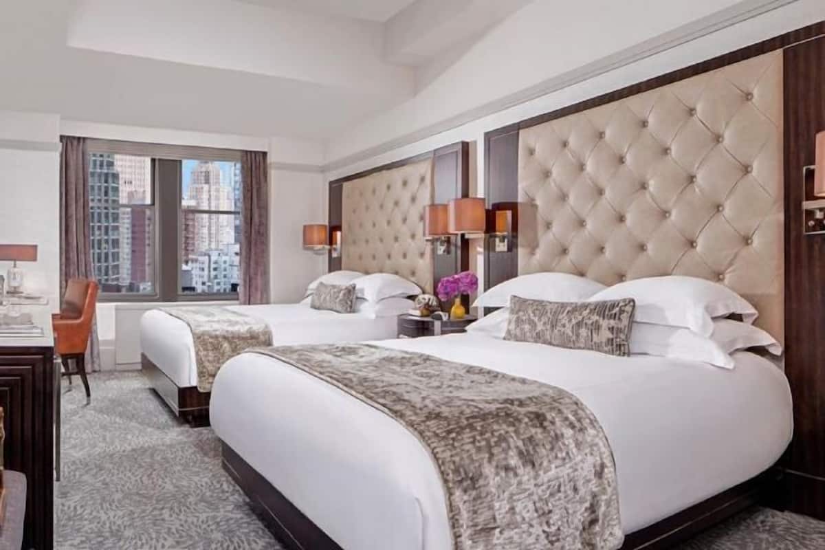 Ropa de cama de alta calidad y caja de seguridad en la habitación