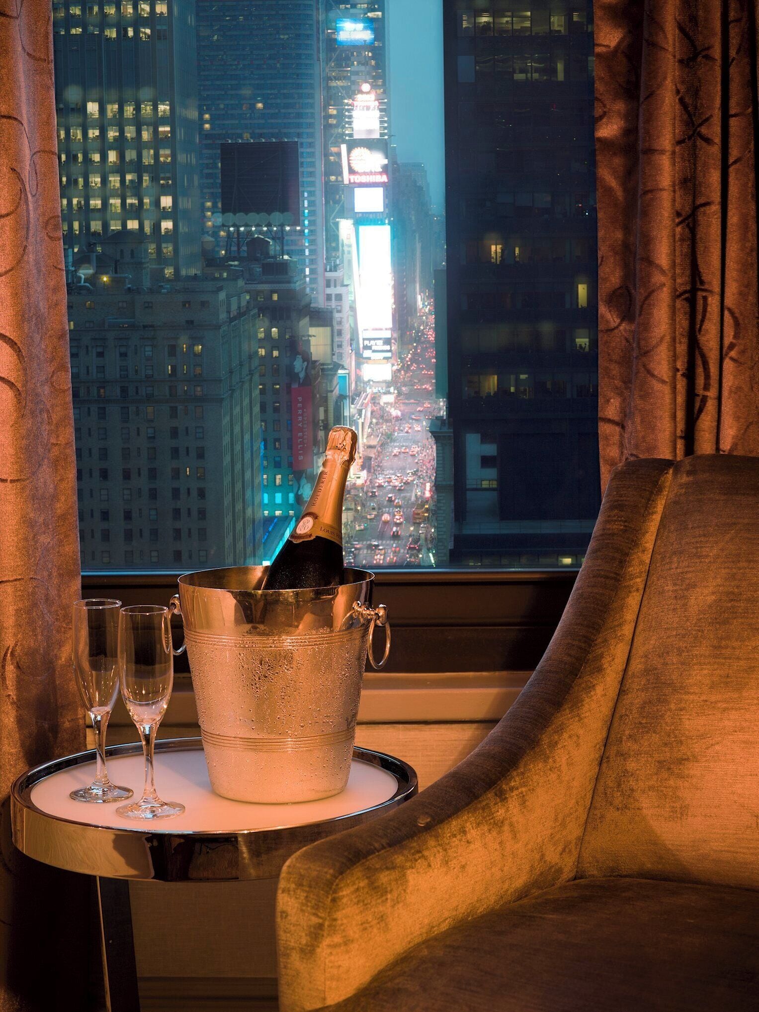 Hochwertige Bettwaren, Zimmersafe, Schreibtisch, Verdunkelungsvorhänge